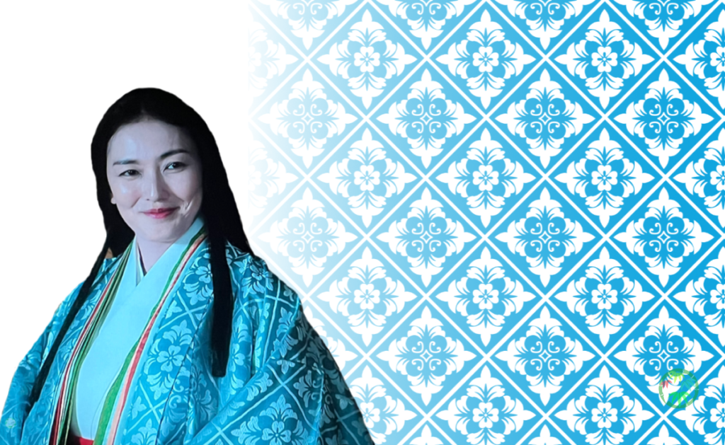大河ドラマ「光る君へ」で高階貴子を演じる板谷由夏と、背後に広がる青い唐花菱文様のデザイン。