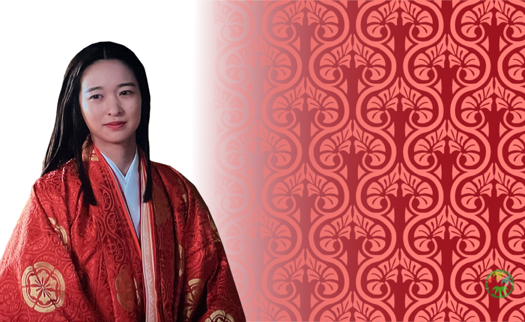 大河ドラマ「光る君へ」劇中より、雲立涌文様の鮮やかな赤い衣装を着た脩子内親王のポートレート。背景には伝統的な雲立涌文様のグラフィックが配置されています。