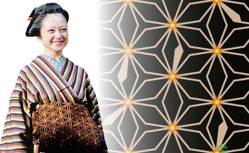 ドラマの登場人物が締める「麻の葉文様」の帯と、子の成長を願う意味を持つ伝統的な幾何学模様。