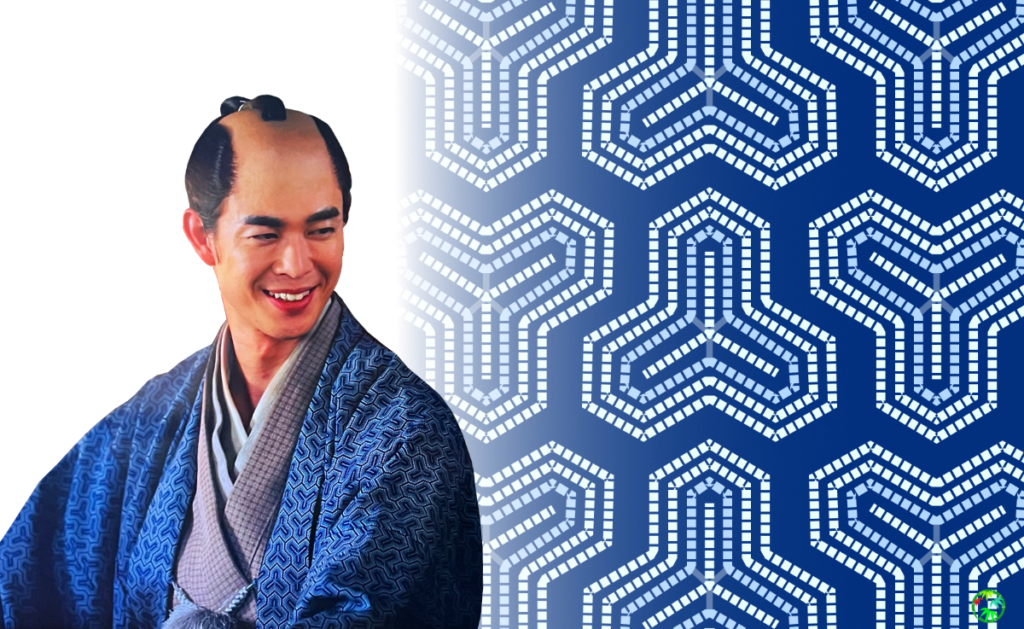 大河ドラマ『べらぼう』の田沼意知役の俳優と、背景に描かれた青い毘沙門亀甲文様のグラフィック。