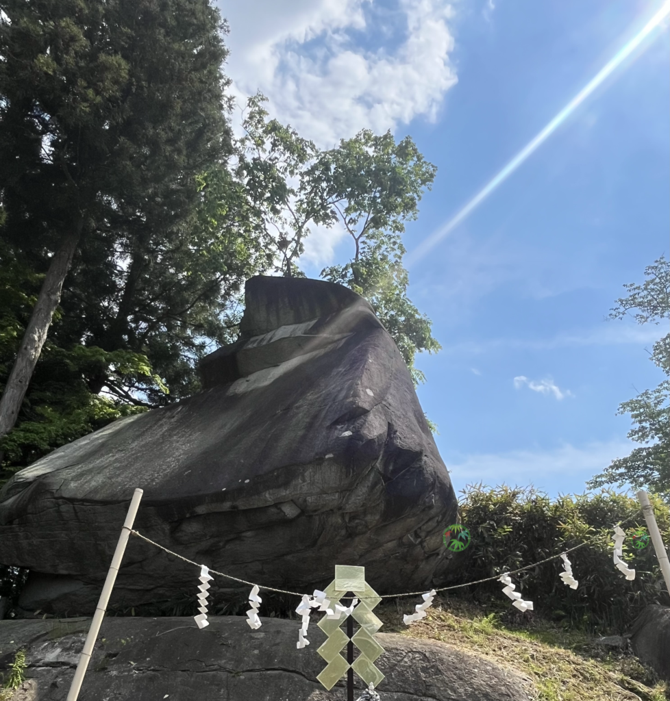 盛岡 烏帽子岩。 桜山神社の本殿裏に鎮座する、高さ6.6mの巨大な岩。平安時代の男性の帽子「鳥帽子」に似た形をしており、周囲には注連縄が張られている。