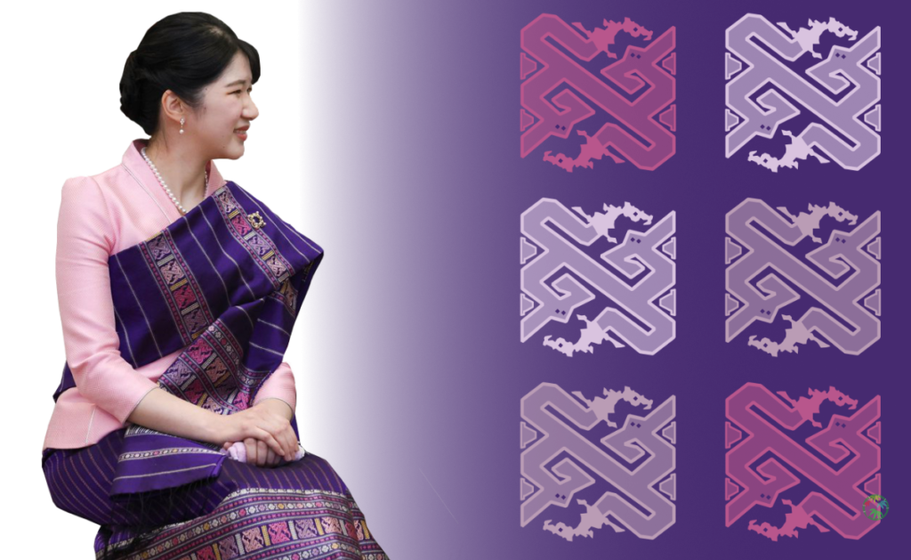 愛子さまがラオスの伝統的な民族衣装を身にまとい、穏やかに微笑んでいらっしゃる様子。背景には、紫を基調としたラオスの伝統文様ナーガがデザインされている。