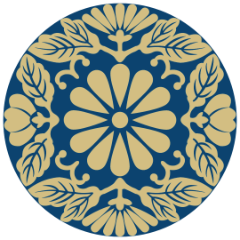 菊の花を「浮線綾（ふせんりょう）」の形式で円形に構成した文様。中心に大輪の菊、周囲に横向きの菊と葉を配しています。