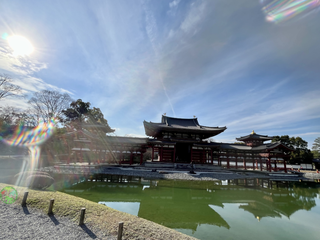 青空の下の平等院鳳凰堂と阿字池に映る逆さ鳳凰堂