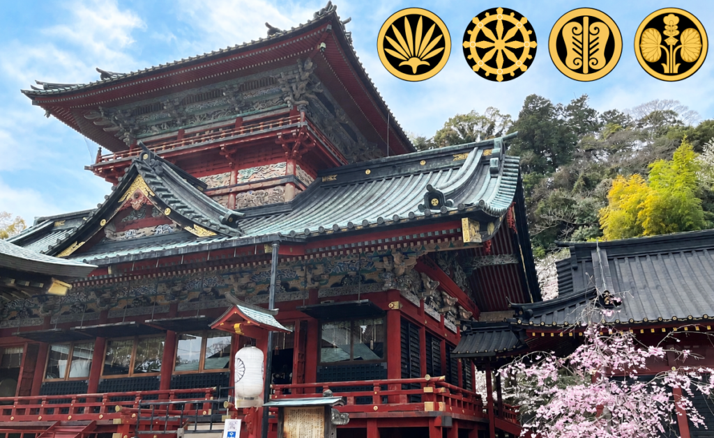 静岡浅間神社と桜の画像。上部には、神社の神紋が左から「棕櫚紋」「輪宝紋」「軍配紋」「花葵紋」と並んでいる