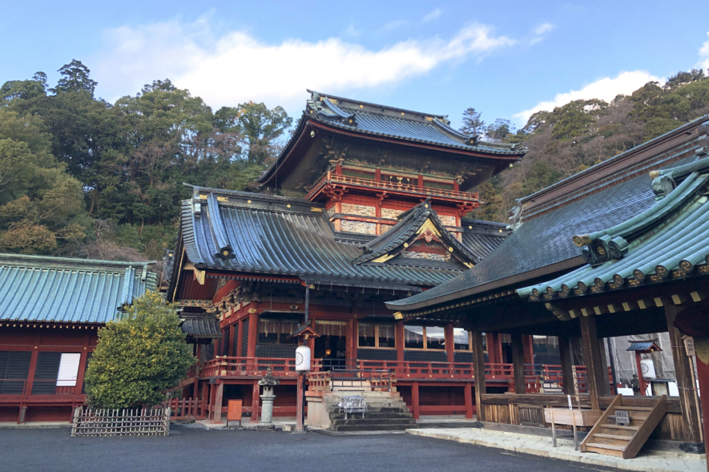 富士山を模して江戸幕府が10年をかけ造営した、高さ21メートル・二層の屋根を持つ威風堂々とした佇まいの神部神社・浅間神社の大拝殿（おおはいでん）