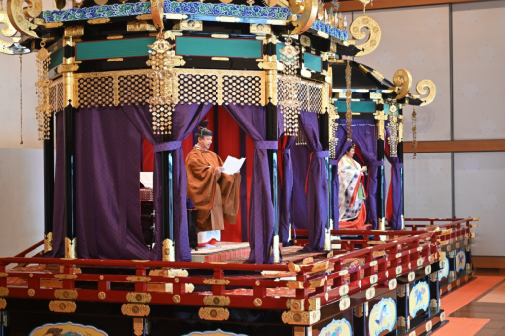 即位礼正殿の儀 し首相官邸ホームページ(Wikimedia commons CC BY 4.0)