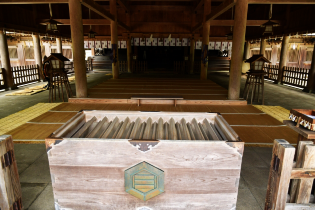 美保神社の拝殿前に置かれている、社紋(二重亀甲に三の字)が入った賽銭箱