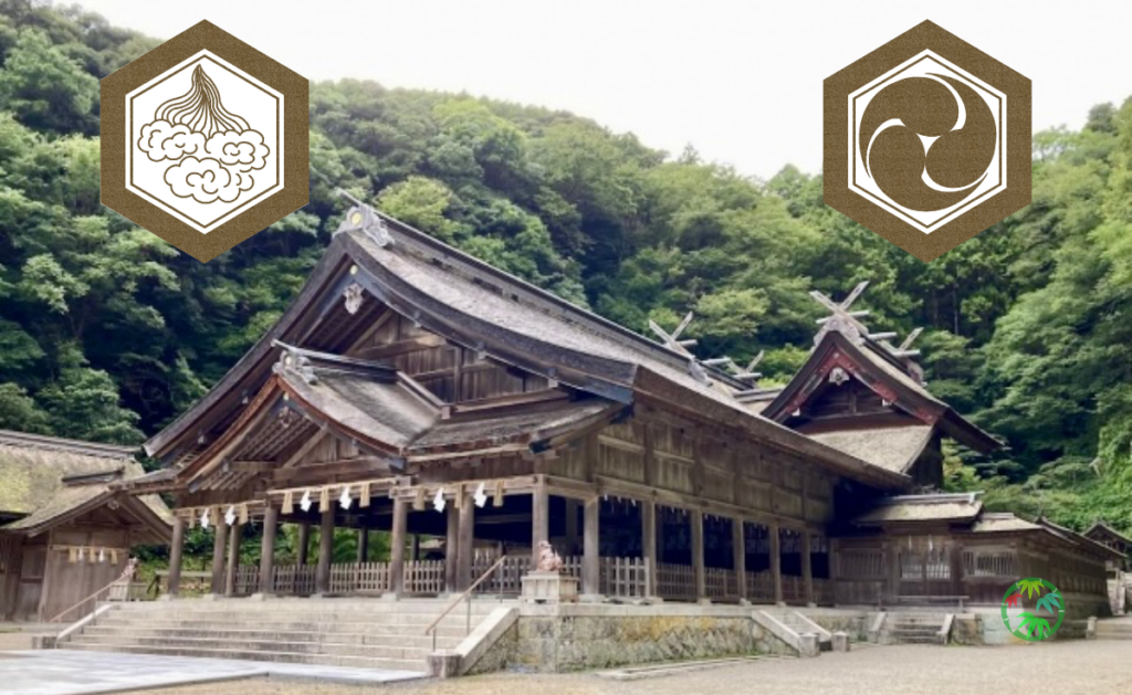 美保神社の社殿と二つの神紋（右：三つ巴紋、左：渦雲紋）