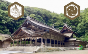 美保神社の社殿と二つの神紋（右：三つ巴紋、左：渦雲紋）