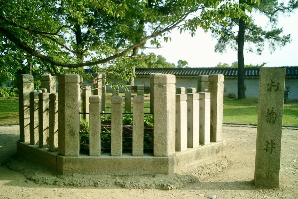 播州皿屋敷」の伝承で知られる、姫路城内に残るお菊の井戸と石碑